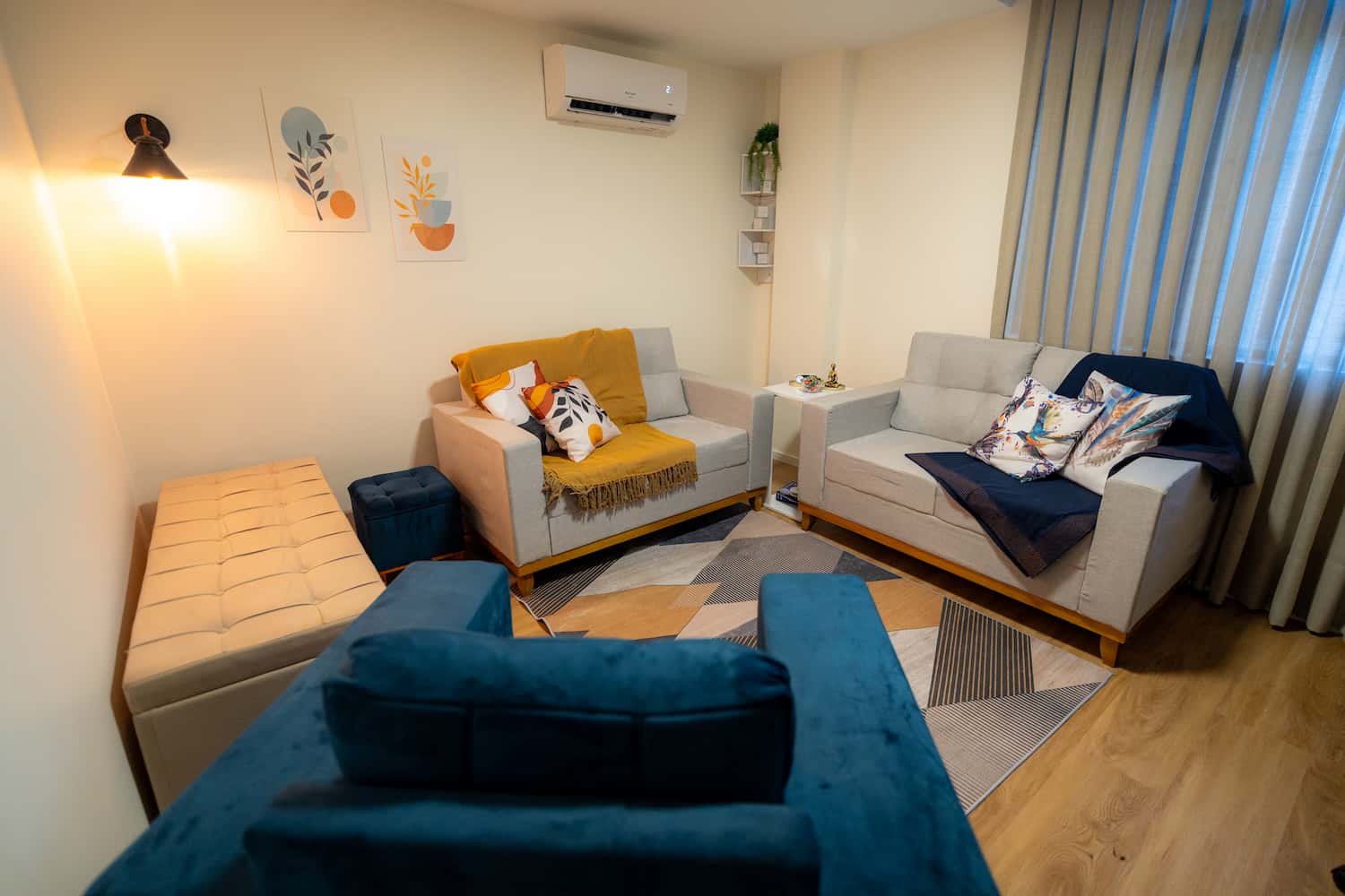 Sala de terapia da Vivere Saúde com sofás e ambiente acolhedor