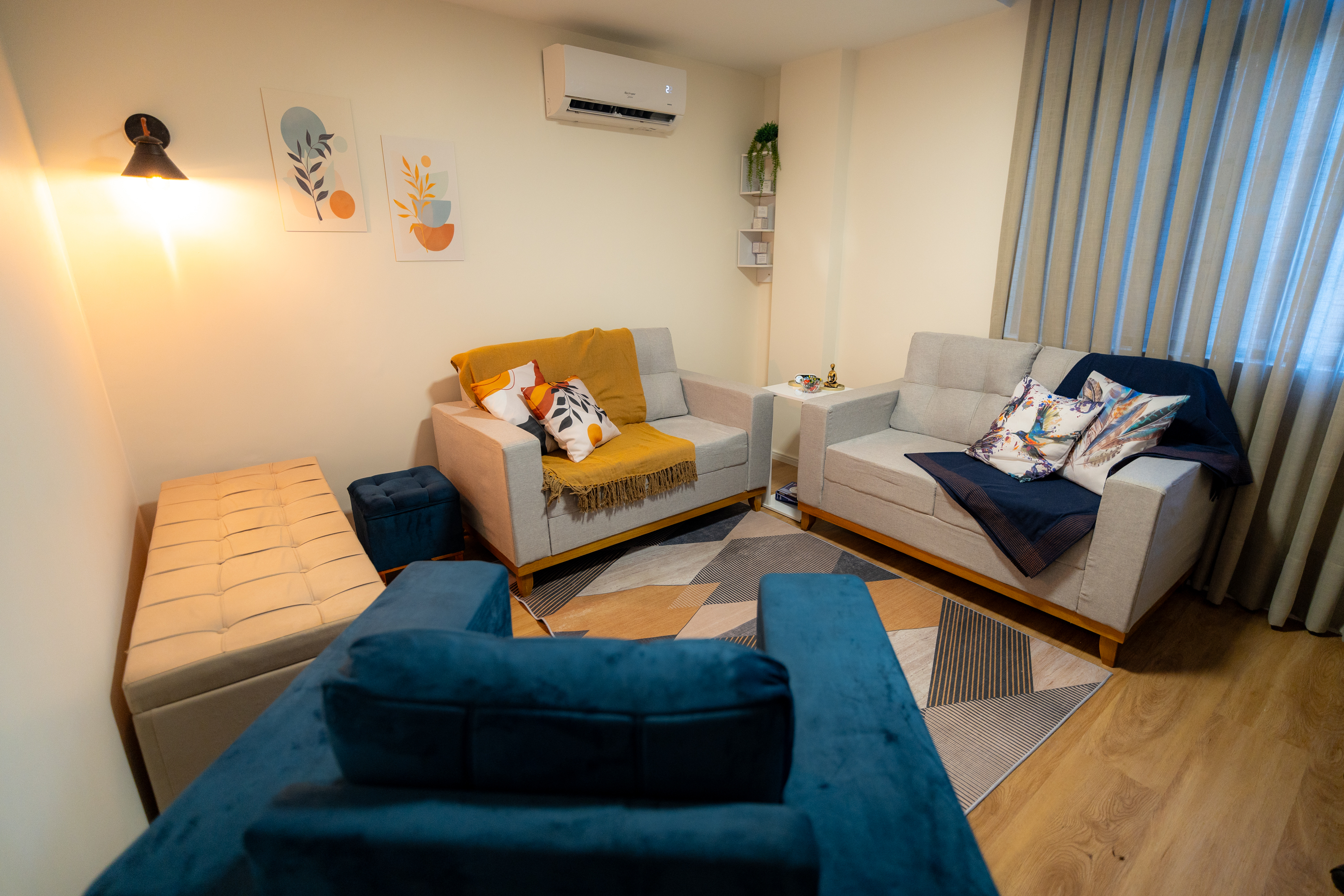 Sala de terapia da Vivere Saúde com sofás e ambiente acolhedor